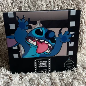 Stitch crashes Disney bok - Det är i denna bok du ska samla dina Stitch crashes Disney Jumbo Pins.  Jag säljer några av dom.