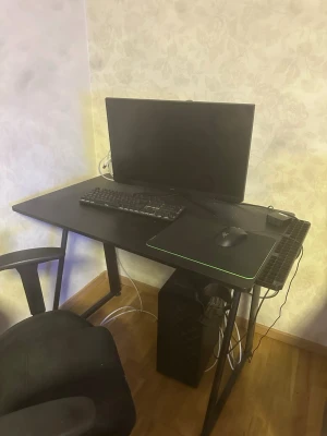 Azza stationär dator med Samsung skärm - .Komplett gaming-setup – allt ingår, redo att användas 🎮🖥️  Säljer en komplett och mycket välvårdad gaming-setup som är ca 8 månader gammal och knappt använd. Allt fungerar felfritt och är i mycket fint skick. Perfekt för gaming, studier och vardagsbruk – bara att koppla in och börja spela.  💰 Inköpspris: ca 19 000 kr för hela paketet  🖥️ Gaming-skärm Snabb och responsiv Samsung Odyssey 27” gaming-skärm, perfekt för FPS och esport:  • Full HD (1920 × 1080)  • 180 Hz uppdateringsfrekvens  • 1 ms re