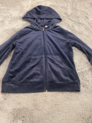 Kofta från Gina tricot - Marinblå kofta från gina tricot. Kan eventuellt tänka mig gå ner i pris