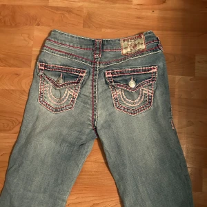 true religion jeans  - true religion jeans i storlek 25/30💞midjemått ca 34 innerbenslängd ca 70