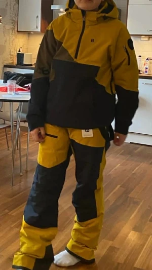 Skidbyxor o jacka svart/gul - Säljer ett par skidbyxor med tillhörande jacka i svart och gul färg av märket 8848. Nyskick. Storlek 170 Jr.
