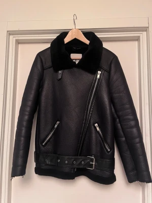 Zara Sherling / Pilot skinnjacka - Den populära och klassiska storsäljaren från Zara. Sherling / Pilot skinnjacka i svart. Mycket bra skick. Storlek XS. Upplagd på flera säljsidor, först till kvarn. 