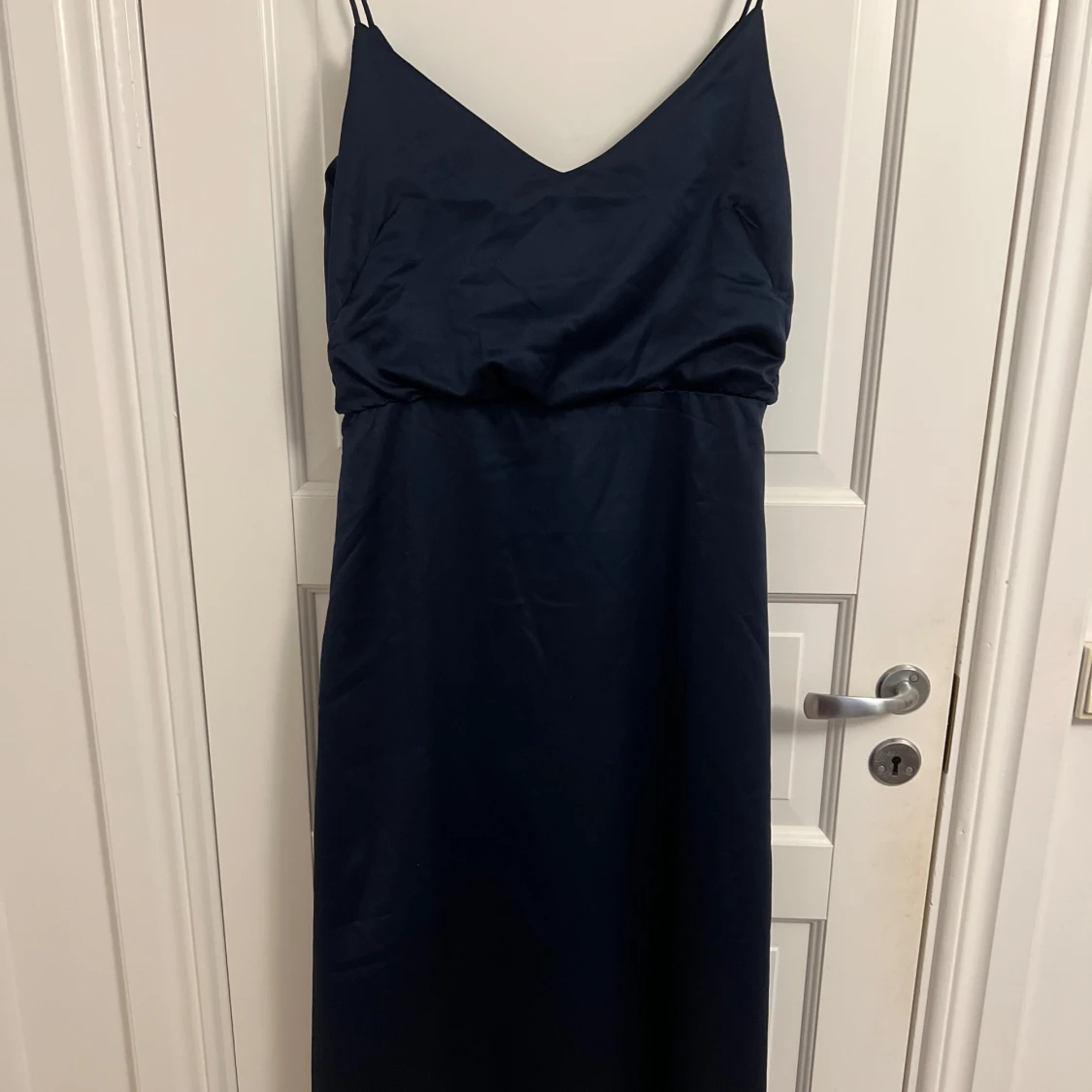 Marinblå långklänning från Bubbleroom