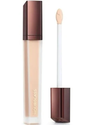 Hourglass concealer med applikator - Flytande concealer från Hourglass i en elegant fyrkantig förpackning med mörkbrunt lock och vit text. Kommer med en praktisk applikator och har en ljus beige nyans som passar för att ljusa upp och täcka ojämnheter under ögonen eller i ansiktet. I nyansen "Crème"! Endast testad