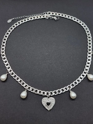 Stilfullt halsband  - Material-rostfritt stål. . Halsband med pärlor  längd-40cm+5.  Kedjetjocklek-5mm 