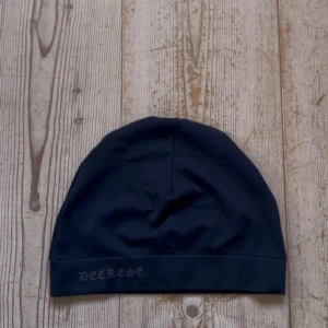 Decrease Beanie (Limited Edition) - Jag har användit den väldigt lite. Skulle säga att det är nyskick.