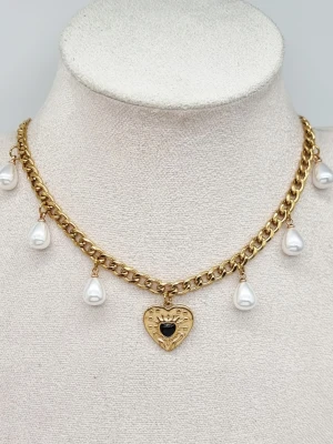 Stilfullt handgjort halsband med hjärta  - Material-rostfritt stål.  Kedjetjocklek-5mm 