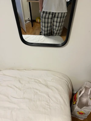 Svarta och vita rutiga byxor - Säljer ett par svarta och vita rutiga byxor med loose passform. Byxorna har ett klassiskt rutmönster och är riktigt sköna att ha på sig. Perfekta för dig som gillar en avslappnad stil och vill sticka ut lite extra.