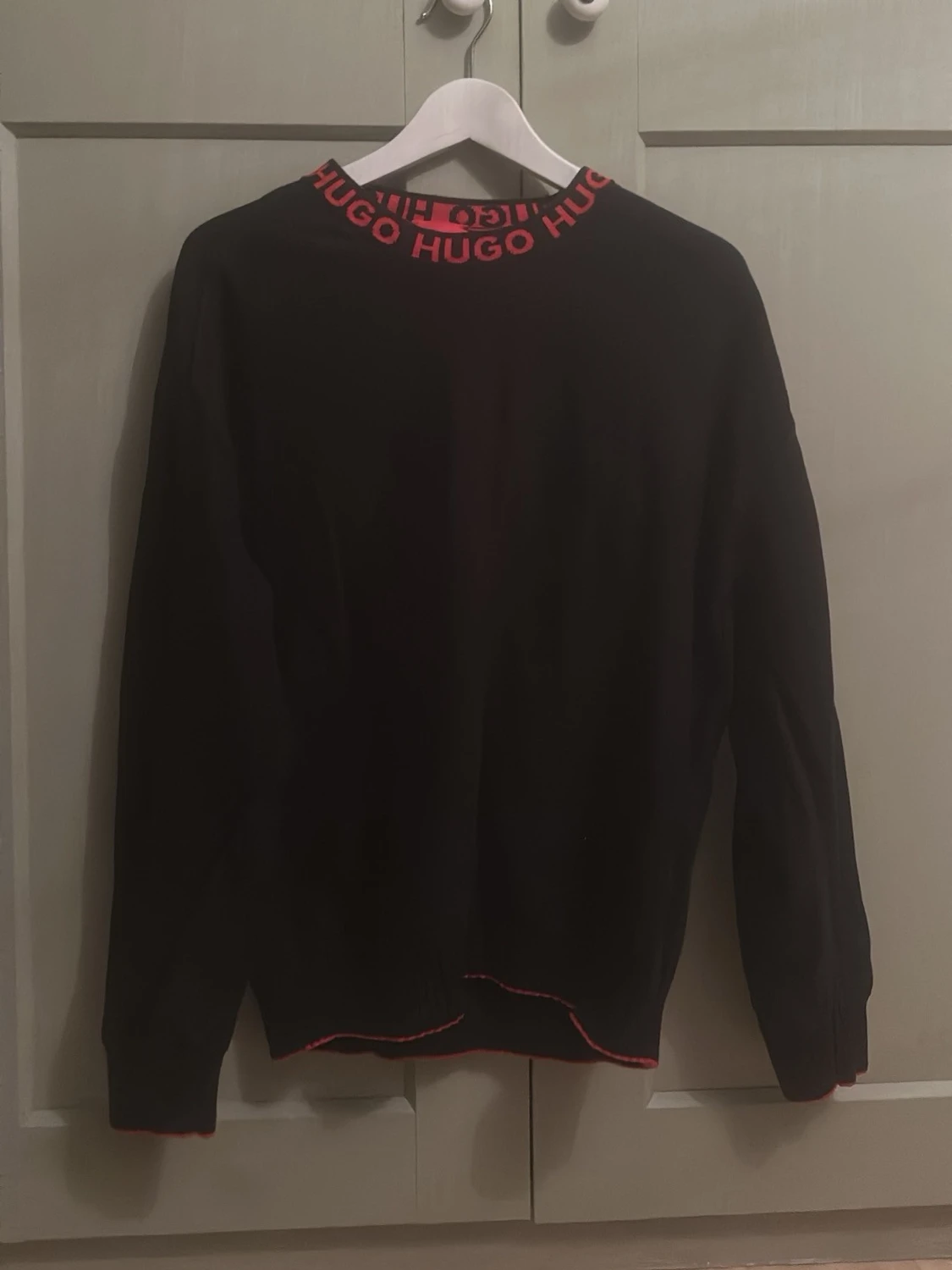 Svart tröja från Hugo med röd logga