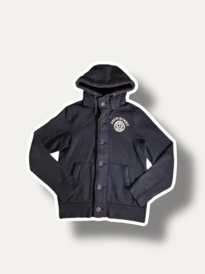 Fodrad Abercombie & Fitch Cardigan ~sällsynt~ - Nu säljer vi en oerhört efterfrågad Cardigan från Abercombie & Fitch!🦸🏼‍♂️Denna cardigan är även väldigt trendig pga att den numera inte säljs mer!🎩Cardiganen är i ett fantastiskt skick!☀️Tveka inte på att höra av er vid minsta fundering!🎄😌