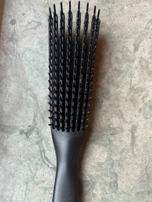 Hårborste - Säljer en hårborste. Perfekt för att reda ut lockigt eller vågigt hår.  Saknar 1 tagg!