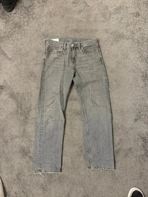 Grå jeans - Grå jeans relaxed fit ifrån H&M storlek 29/30