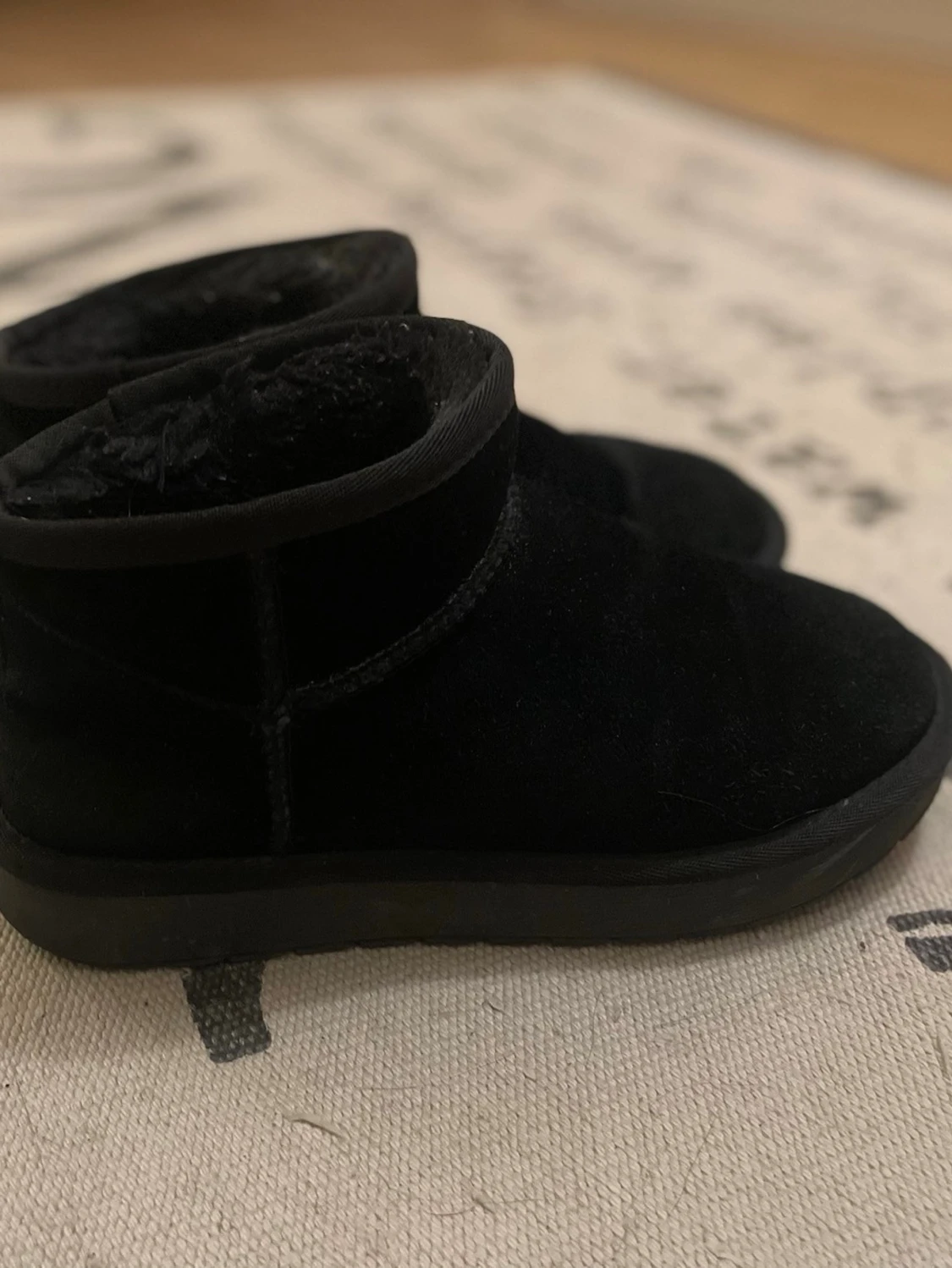Svarta uggs - 1