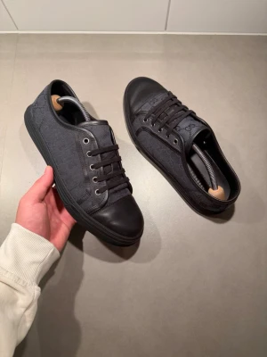 Gucci Skor -  ‼️VI TAR INGA BYTEN‼️ Gucci Sneakers | Skick: 9/10 | Storlek 6,5 motsvarar 41-42 EU | Tillkommer enbart skorna vid köp! | Frakt sker inom 24 timmar efter köp 📦💨 | Hör av dig vid minsta fråga eller fundering 💭