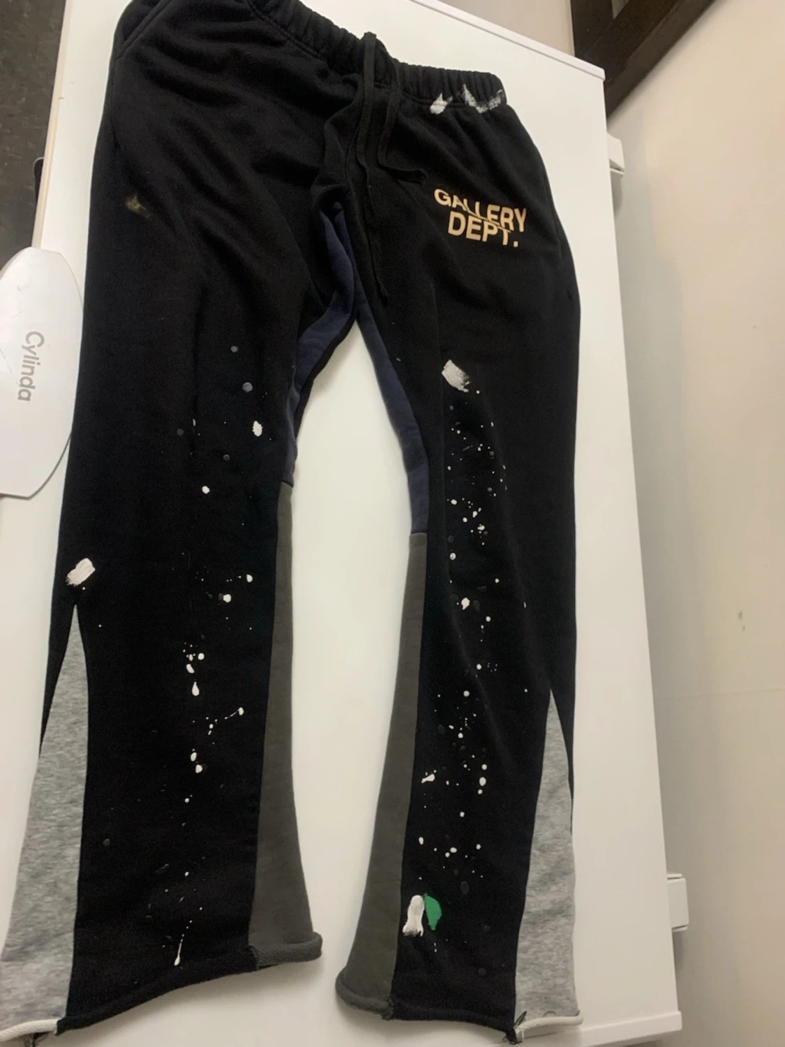 Svart Gallery Dept. byxa med färgstänk