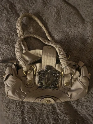 guess väska - guess corona style purse, sönder dragkedja men det finns knapp som man kan stänga med istället. skriv till mig innan du köper!!! lägg gärna prisförslag