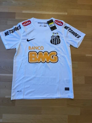 Santos FC 2012/13 Neymar Jr - Säljer en Santos FC med Neymar Jr och nummer 11 på ryggen. Priset kan diskuteras vid snabb affär och skickar fort. 