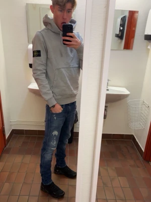 Stone Island hoodie - Tja, säljer nu min Stonie då den inte används. Vid behov av fler bilder eller info, kom pm. OBS!! Detta är ingen kinaskit som resten av plagg på denna plattform. Oseriösa bud ignoreras. Mvh 