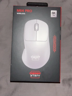 Cherry Xtrfy M64 Pro & M68 Pro Wireless Gaming Mouse - Cherry Xtrfy M64 Pro och M68 Pro är trådlösa gamingmöss med ultralätt design och 8K Hz polling rate för extremt snabb respons. Perfekt för e-sport och gaming. Oanvända i originalförpackning, inga synliga defekter eller slitage. Säljer för 1000kr styck! Mössen passa ej för mina händer.