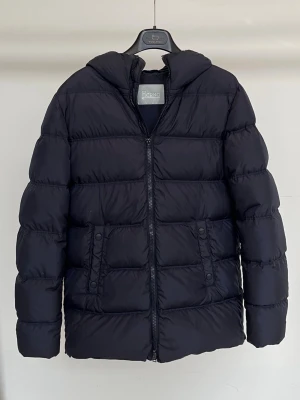 Herno Dunjacka - Extremt fet och efterfrågad jacka från det exklusiva märket Herno! Toppskick, inga defekter! Storlek S, modellen är ca 182 och den sitter bra. Nypris ligger på ca 5-6000Kontakta mig för fler frågor och funderingar!