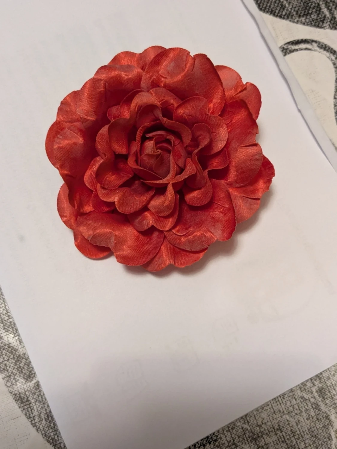 Röd blomformad brosch  - 3