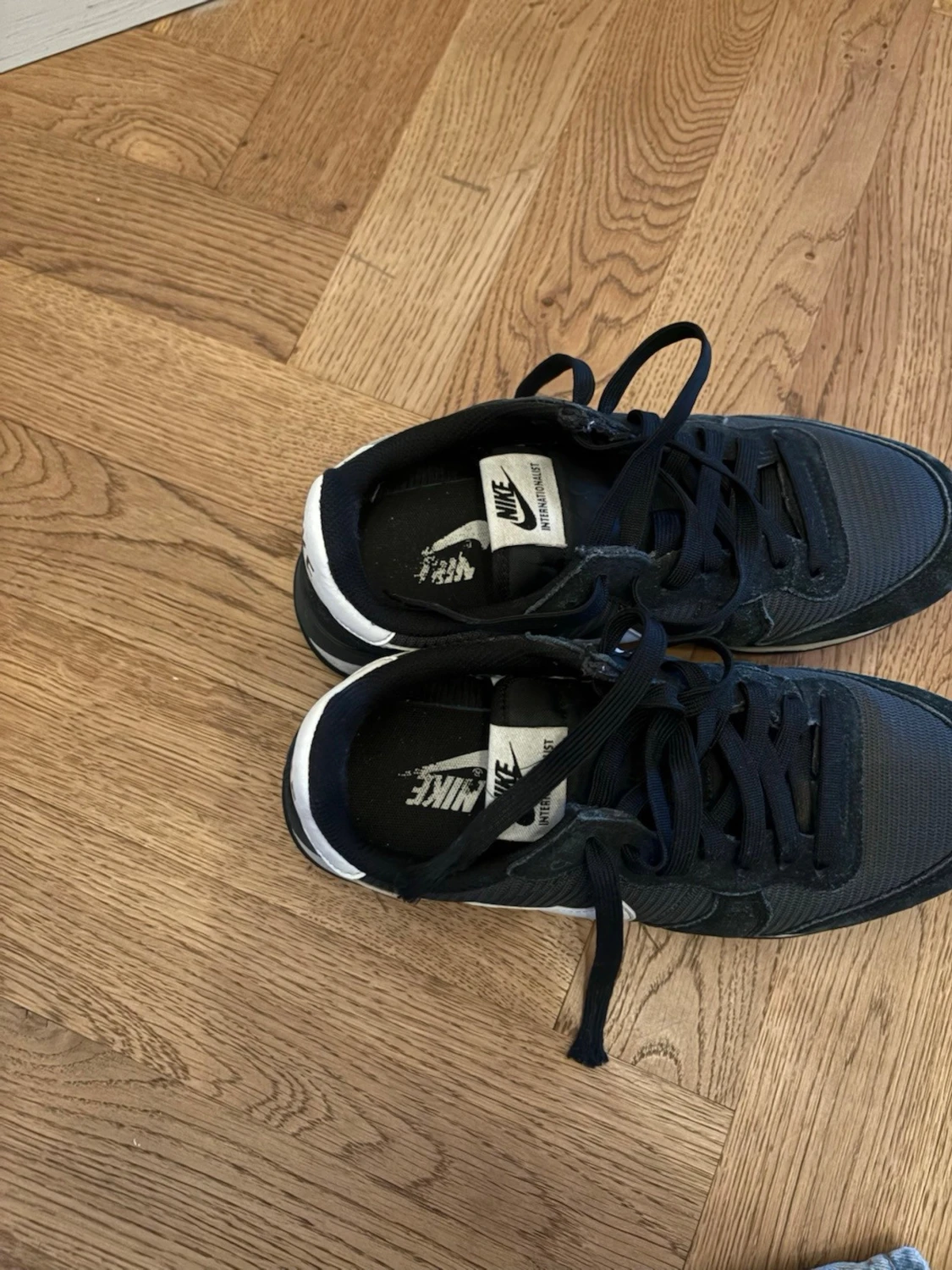 Svarta Nike sneakers med vita detaljer  - 4