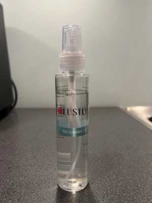Lustly - Toy Cleaner - Toy Cleaner från Lustly. Effektiv spray för rengöring av vuxeleksaker. 100 ml spray flaska. Nypris 119kr