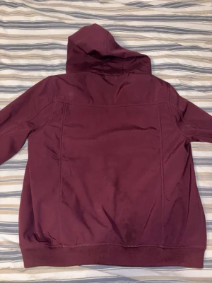Lyle&scott jacka - En fin vinröd jacka som är mest gjord för hösten samt våren. Är varm, och passar perfekt på folk runt 170cm längden. Har inte kvitto eller taggar kvar som jag kan ge här helt enkelt bara en fin jacka att erbjuda