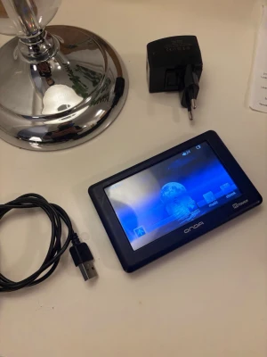 Onda VX530T 4GB HD Touch - Onda VX530T är en portabel mediaspelare med 4GB lagring och HD touchskärm. Spelar musik, videor och e-böcker. Levereras med USB-kabel och laddare. Skärmen och höljet är i gott skick med mindre tecken på normalt bruk. Perfekt för dig som vill ha en smidig multimediaspelare.