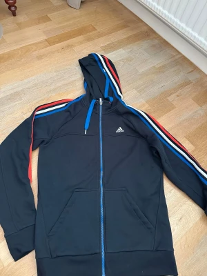 Adidas huv tröja stl S  - Fint begagnat skick 