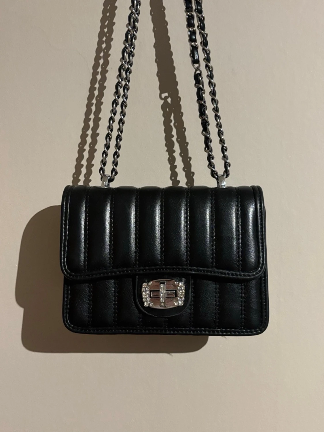 Svart quiltad axelväska med kedja