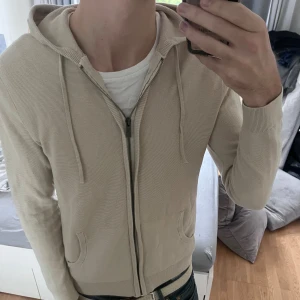 Stickad zip hoodie - Riktigt snygg stickad zip hoodie i färgen Beige | Mycket bra skick✅| Storlek S |