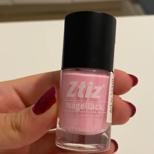 Ljusrosa nagellack 15ml - Säljer ett nagellack i färgen ljusrosa, Color Cosmetic 09. Kommer i en rund glasflaska med svart lock och inbyggd pensel. Perfekt för dig som vill ha en söt och fräsch look på naglarna. Volymen är 15 ml.