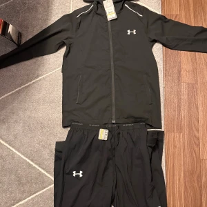 Under armour set  - Säljer båda för bra pris, den passar vid längden mellan 1.70 t 1.80 hör av er vid intresse,