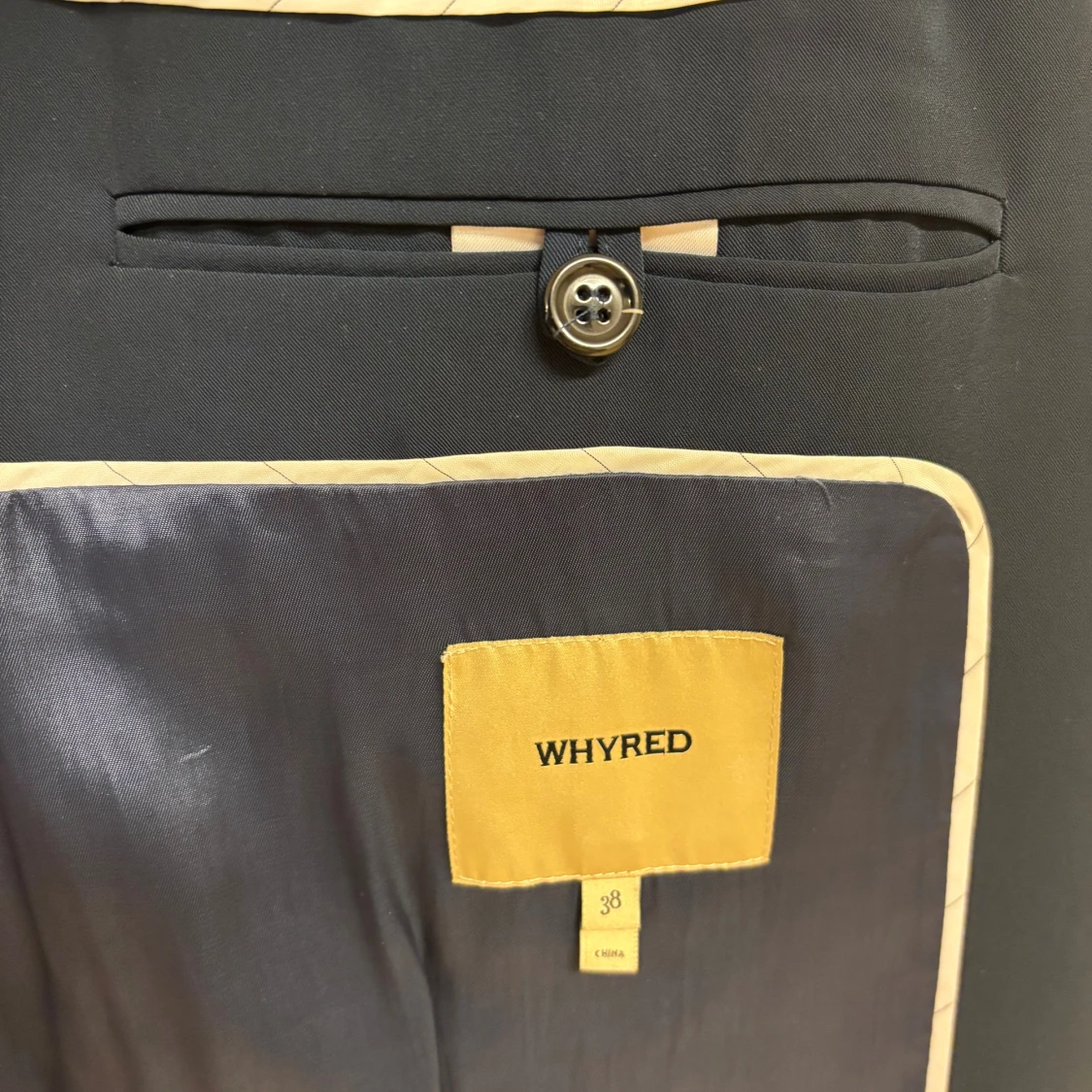 Mörkblå trenchcoat från Whyred - 3