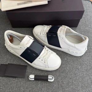 Valentino Open | 41 - Valentino Open sneakers | Grymt skick! | Storlek 40, passar 40-41 | Original box, dustbag, kort samt extra skosnören ingår | INGA BYTEN | Fraktar spårbart eller möts upp i Täby 
