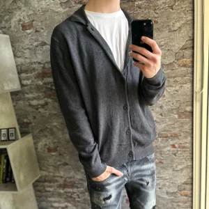 Massimo Dutti Cardigan - Acceptabelt skick, inga hål eller fläckar men rätt använd. Storlek L/M passar dig som är mellan 180-190cm ungefär. Nypris ca 1500kr. Modellen är 185 cm, 79 kg. Passar bra nu till vintern. Skriv för mer information!🤝