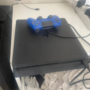 Playstation 4 - Ingår kontroll, hdmi kabel, strömsladd. Inga fel kan låta lite bara efter ett tag och bli varm men fungerar felfritt, köptes vintern 2016. Säljs pga köpt Ps5