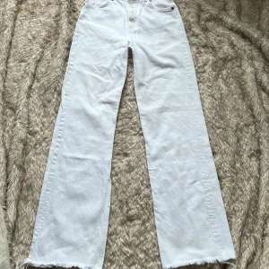 Vita wide jeans från Zara, strl 36 - Säljer ett par vita jeans från Zara i storlek 36. Jeansen har hög midja och är vida. Midja tvärsöver 35 cm, Innerbenslängd 85 cm.