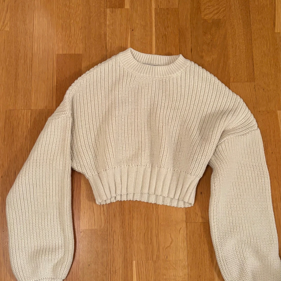 Beige croppad stickad tröja NA-KD