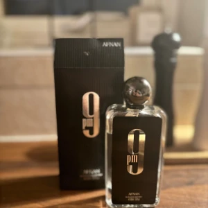 Afnan 9pm  - Stilren parfym med modern design från Afnan. 9pm är en populär doft som sticker ut och passar perfekt för dig som vill ha något unikt. Använd lite grann men mycket kvar ca 85ml