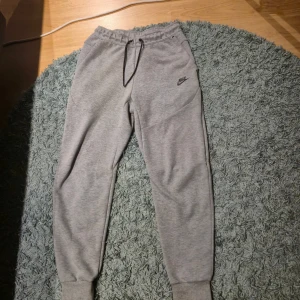 Nike tech joggers - Nike tech mjukis i storlek S aldrig anvönd helt ny, ny pris 950kr