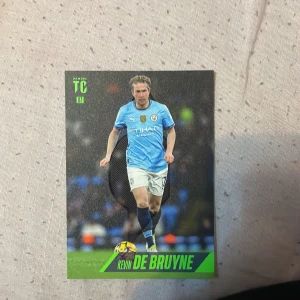 Kevin De Bruyne - Samlarbild på fotbollsstjärnan Kevin De Bruyne från Manchester City. Perfekt för unga fans och samlare som älskar fotboll och vill ha en cool spelarkort med statistik och snygg design.