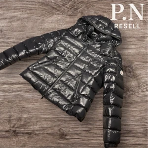 Moncler bady///Dam - Moncler bady Dam, Perfekt för nu i vinter! Finns en liten skavank(bild finns) storlek 1/s. Allt finns från när den köptes från monclers hemsida Box mm!!!! 9199kr men vid snabbare affär så kan vi lösa ett lite schysstare pris såklart!!!