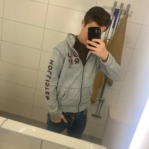 Hollister zip - Jag säljer en riktigt fet hollister zip🙌 -Storlek S men passar också M -Modellen på bilden är 177🤩 Kontakta mig om flera frågor🙌