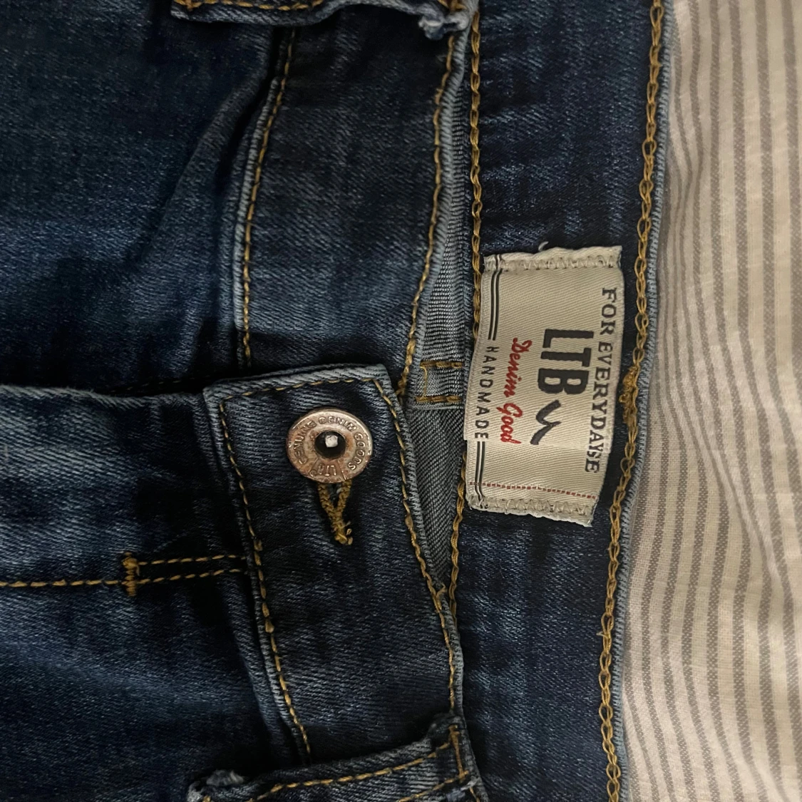 Blå jeans med nitar från LTB - 1