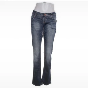 Catie jeans - Snygga blå jeans från Catie i modellen Slim Low Tube med låg midja och bootcut.