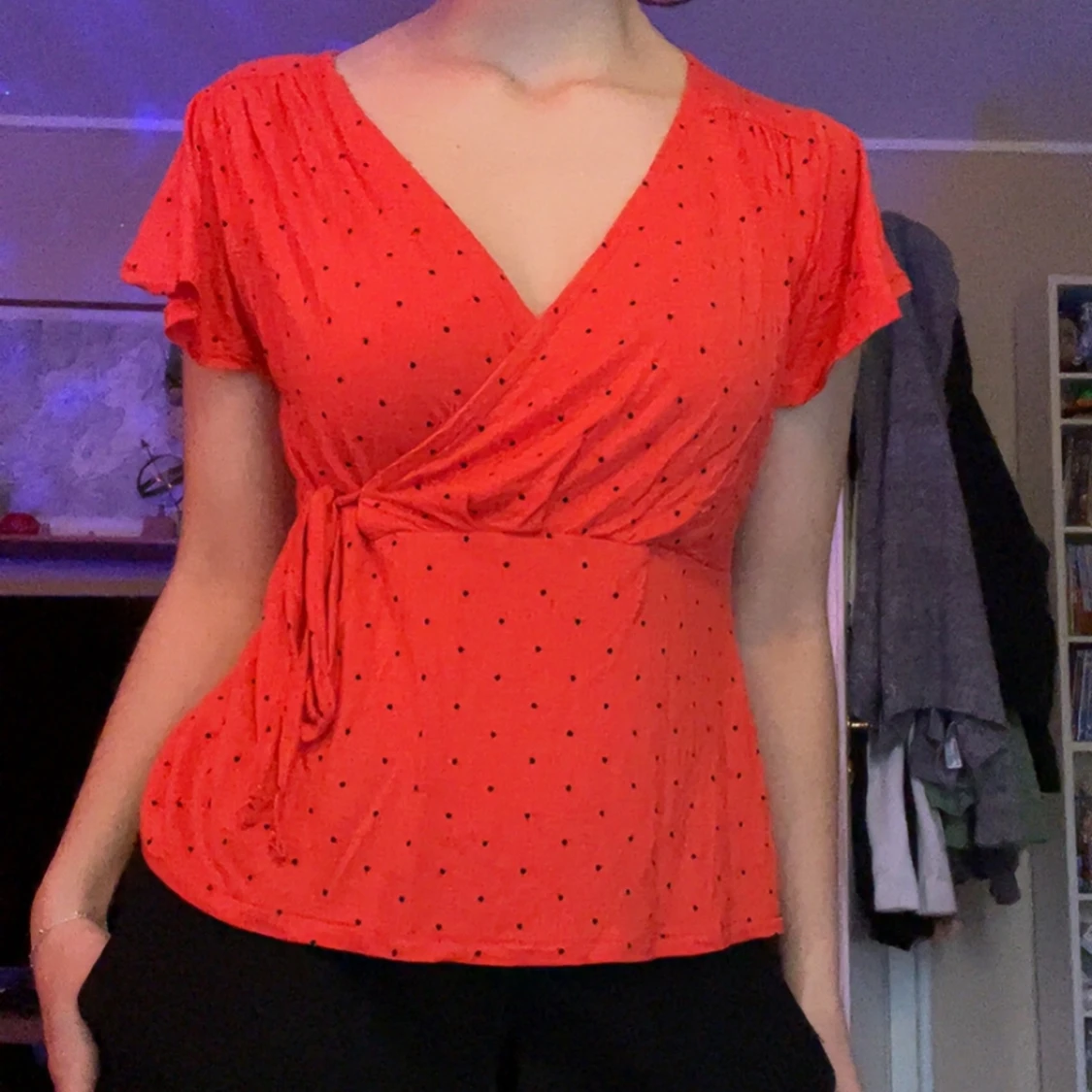 Röd prickig omlottopp 