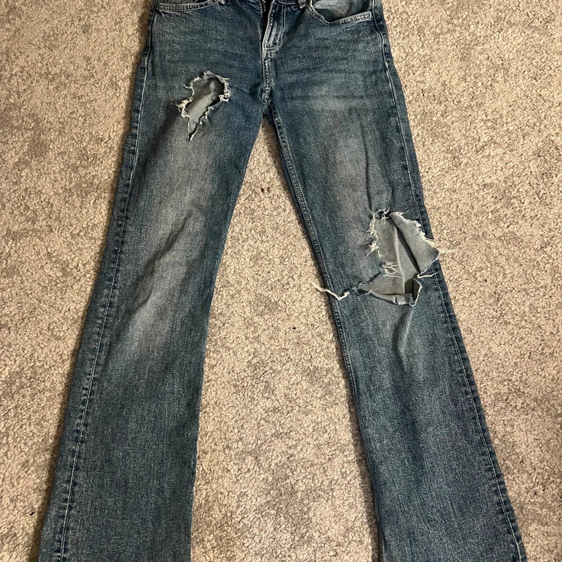 Bootcut jeans med hål  - 2