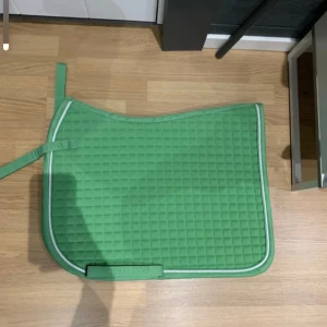 Covalliero schabrak  - Fint schabrak till häst. Helt nytt och aldrig använt men saknar prislapp. Från covalliero och nypris runt 400 kr. Storlek Full så passar D-ponny till storhäst